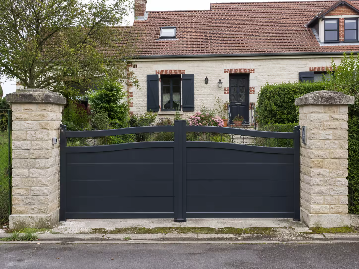 Porte d’entrée posée et réglée, seuil et étanchéité repris