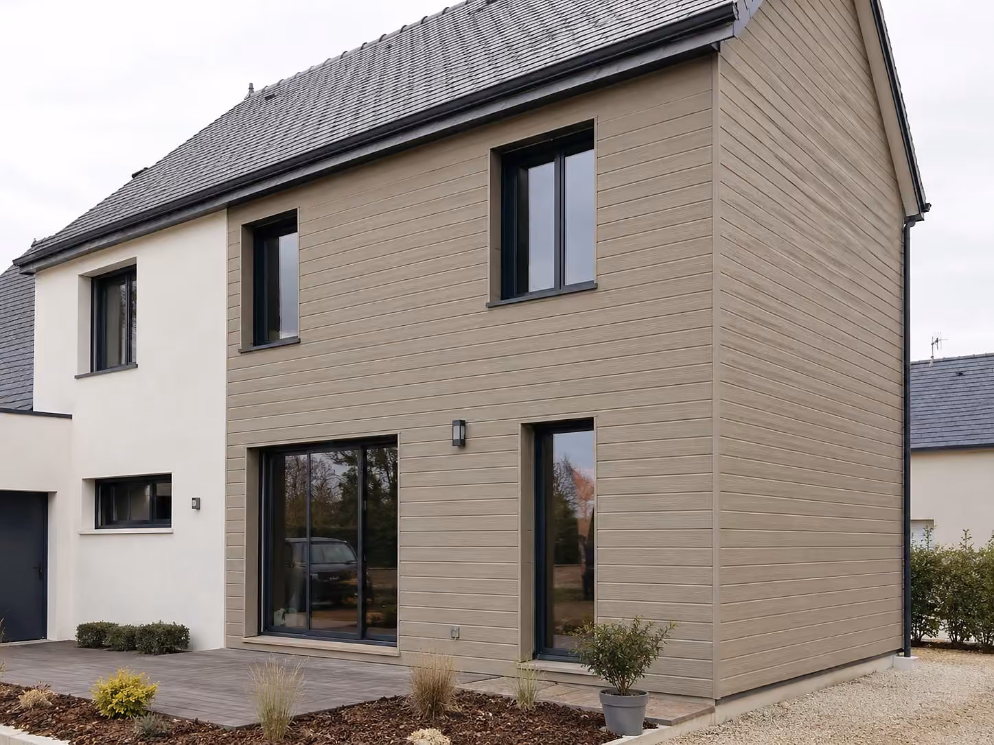 Extension habillée d’un bardage bois avec de grandes baies vitrées
