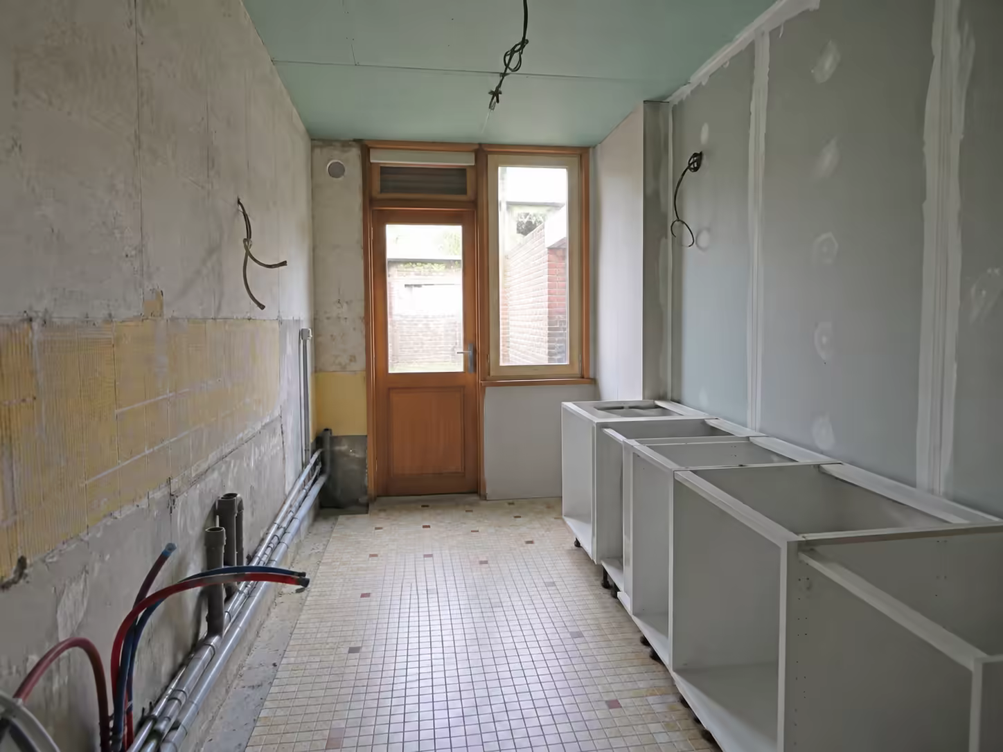 Cuisine de maison de ville: caissons posés, réseaux en attente de raccordement