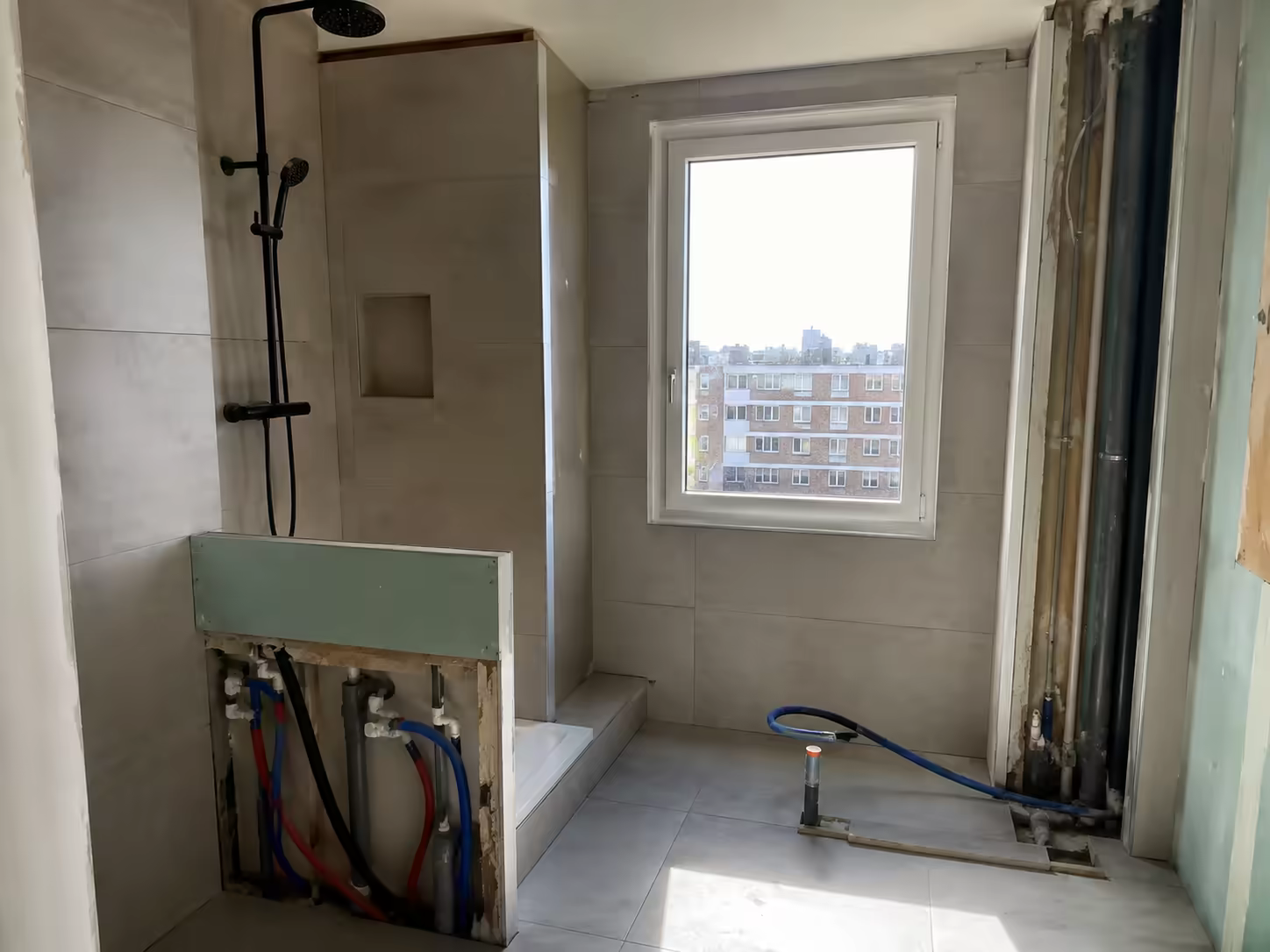 Douche à l’italienne carrelée, niche de rangement intégrée