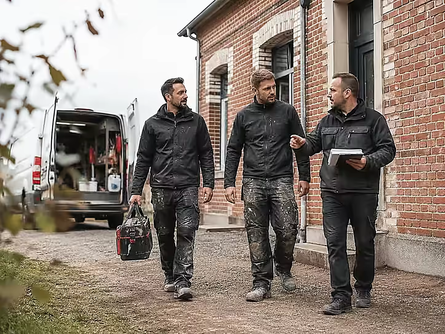 Équipe d’artisans au travail sur un chantier de rénovation