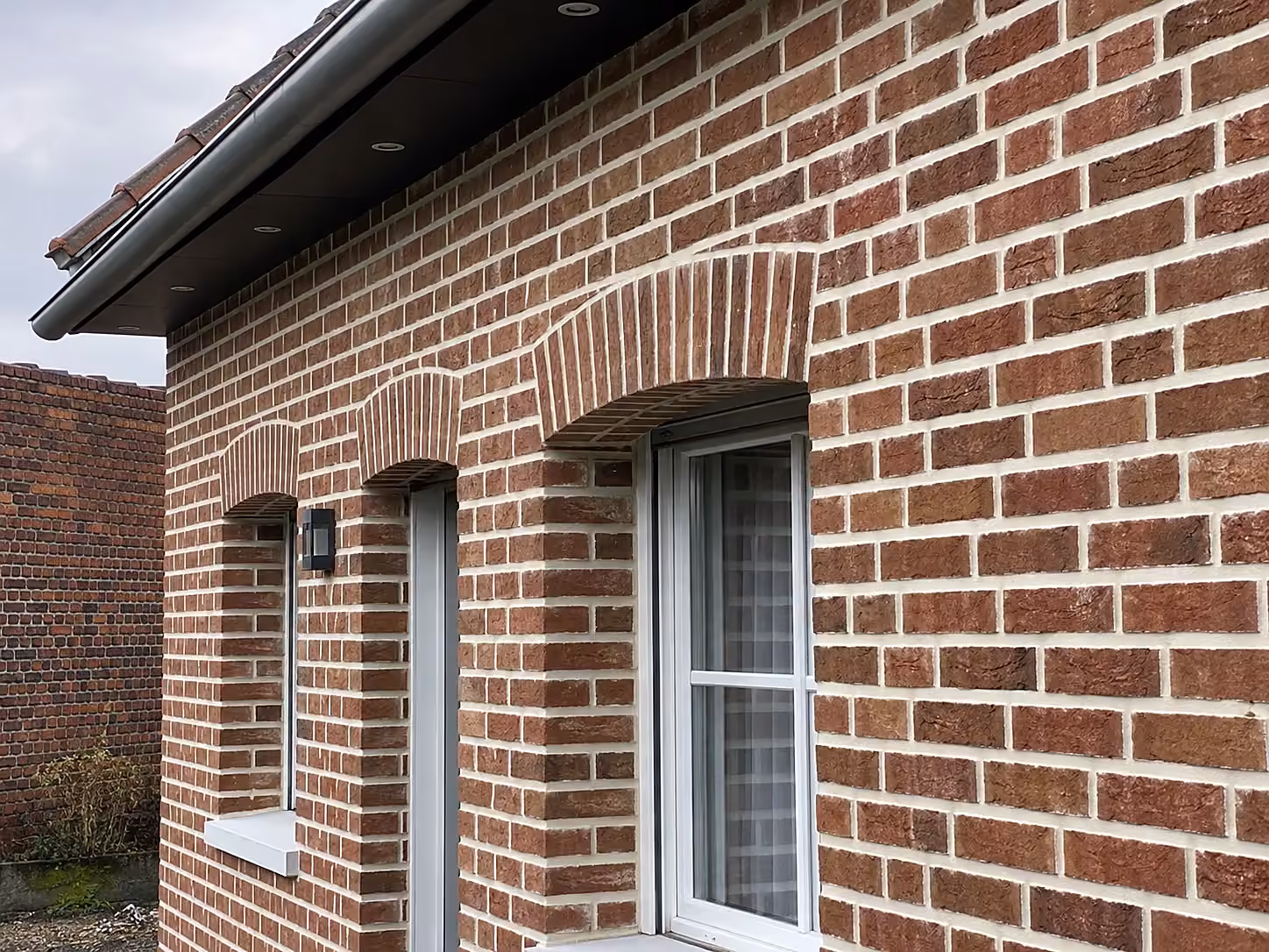 Façade de brique en cours de rejointoiement