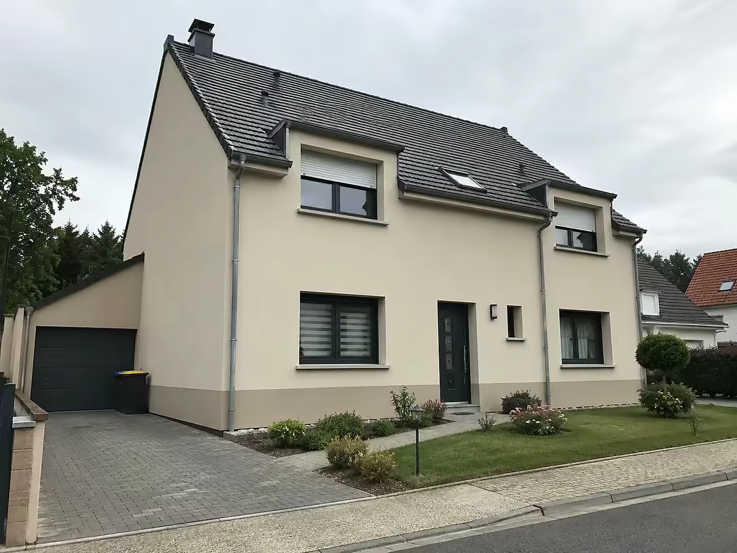 Façade rénovée avec enduit neuf - Alpha Rénovation