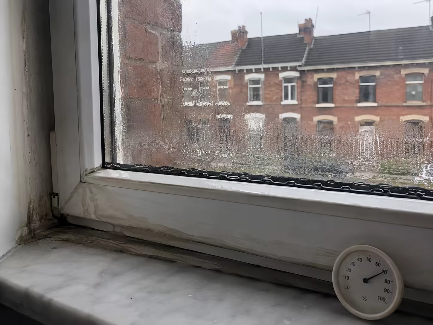 condensation au bas d’une fenêtre dans un logement de Liévin