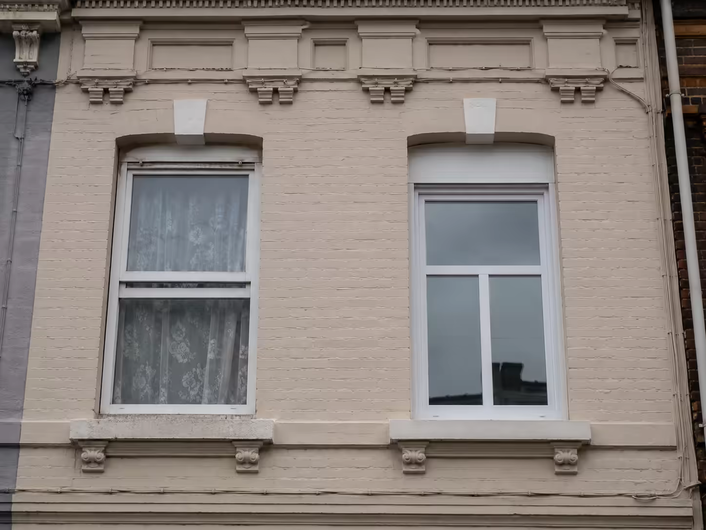 comparaison de fenêtres remplacées à des périodes différentes dans une maison de Tourcoing