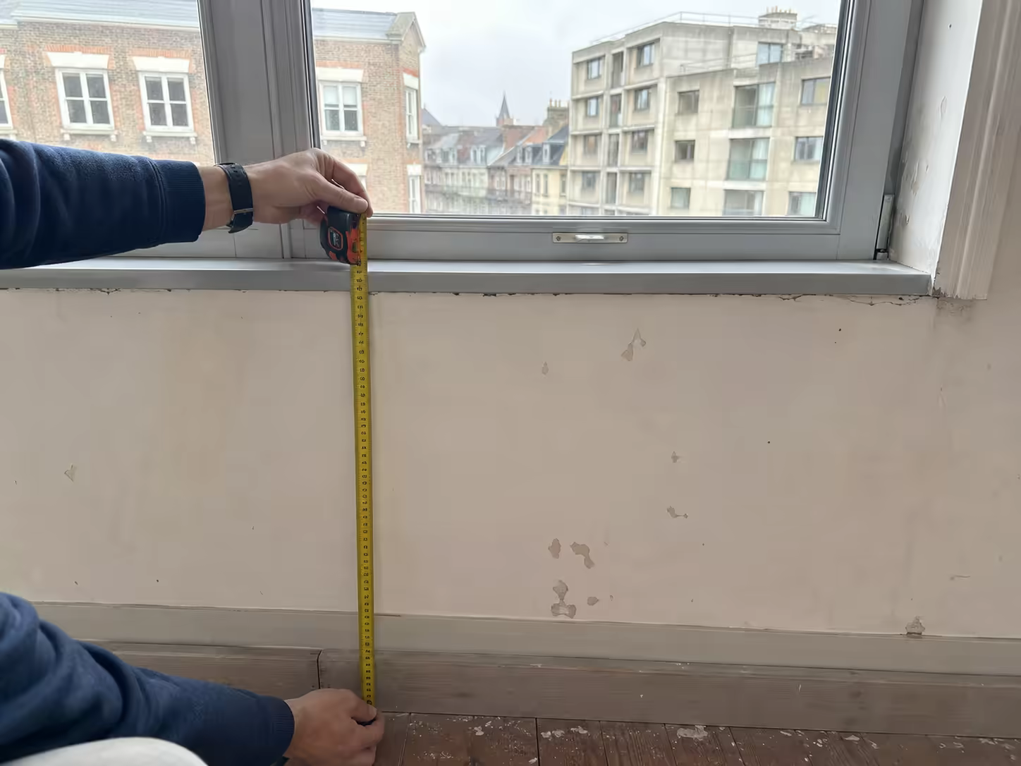 contrôle de la hauteur d’allège devant une fenêtre en étage à Valenciennes