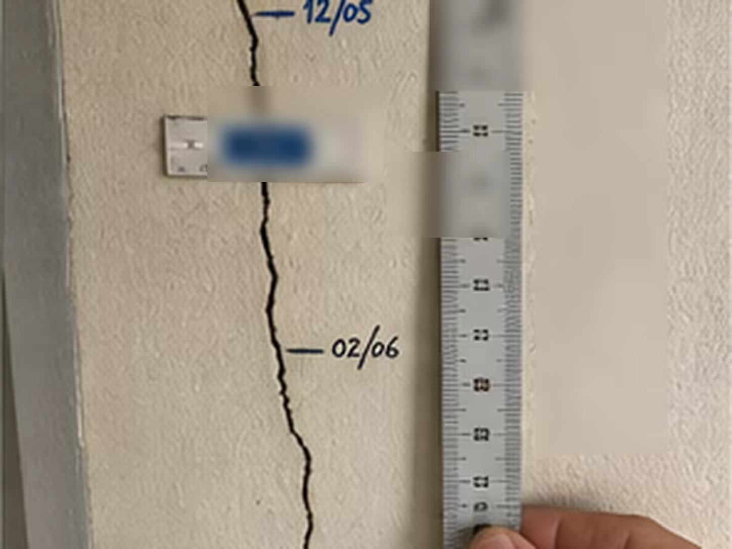 observation technique d’une fissure évolutive sur un mur intérieur avant reprise