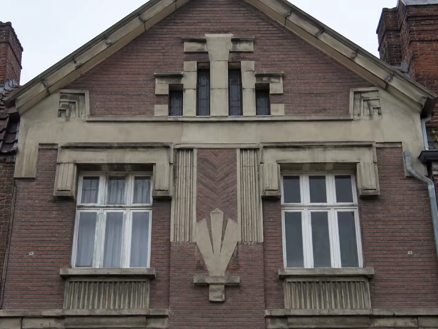 Façade de la Reconstruction des années 1920 à Béthune avec brique, pignon et détails Art déco