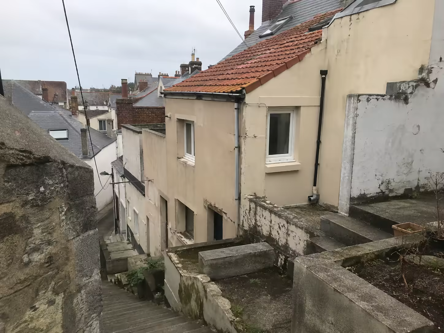 Maison boulonnaise implantée dans une rue en pente entre Haute-Ville et quartiers bas