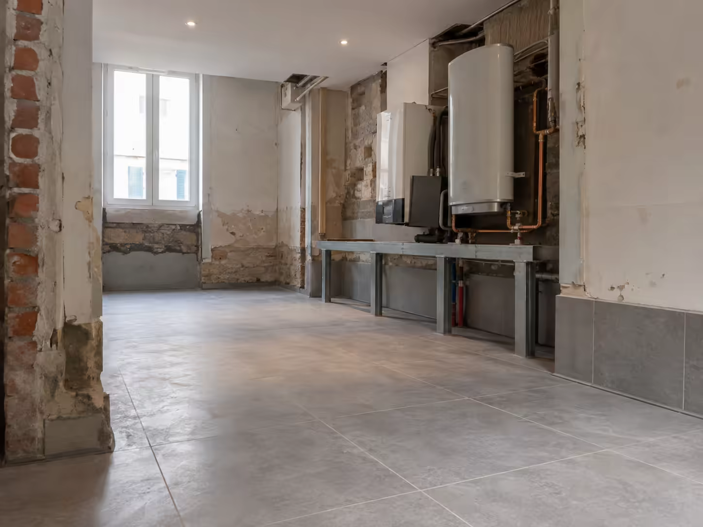 Rez-de-chaussée d’une maison de Calais en rénovation avec équipements techniques posés en hauteur pour un risque d’inondation