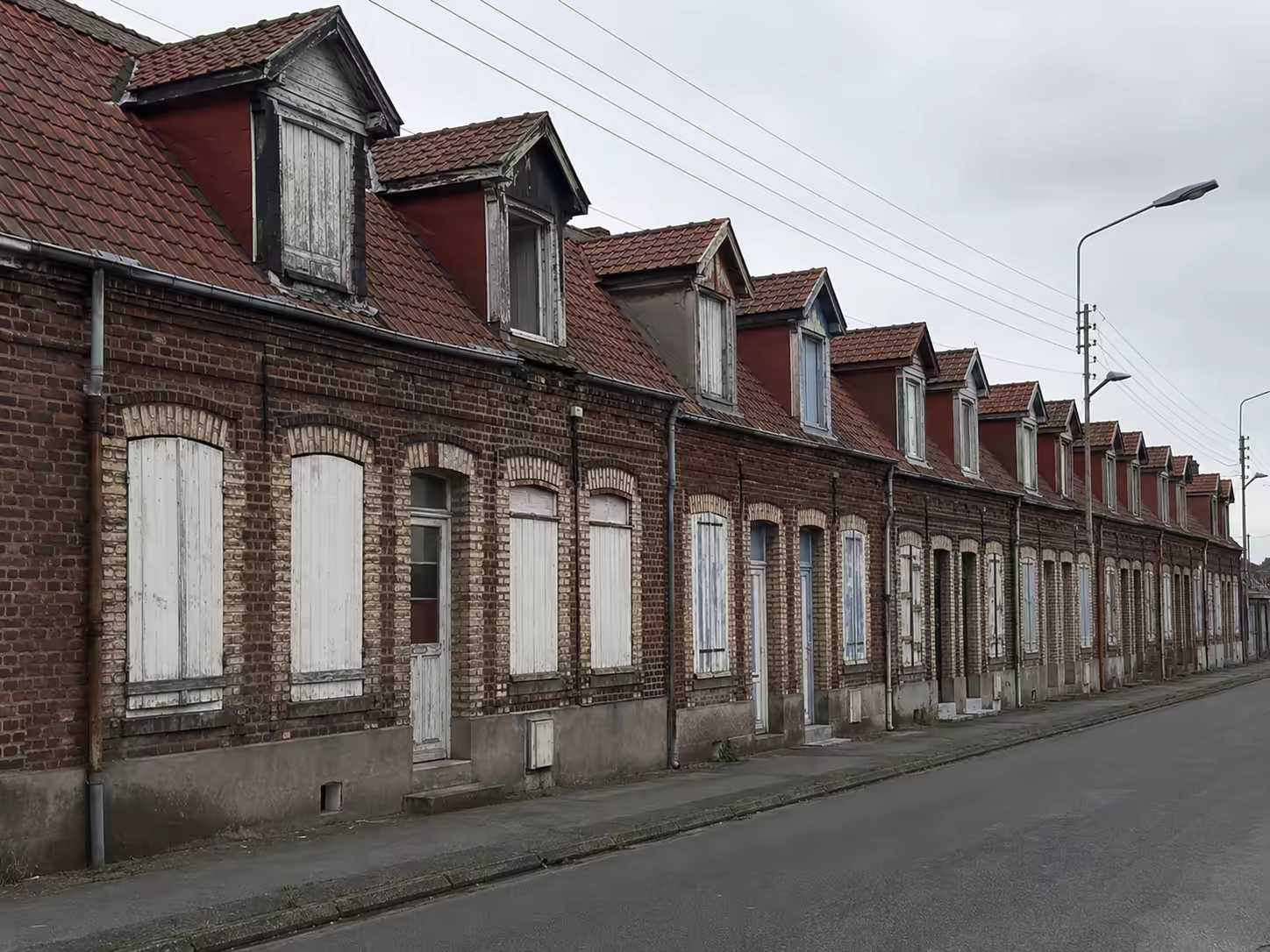 Alignement de maisons d’une cité minière à Hénin-Beaumont avant rénovation