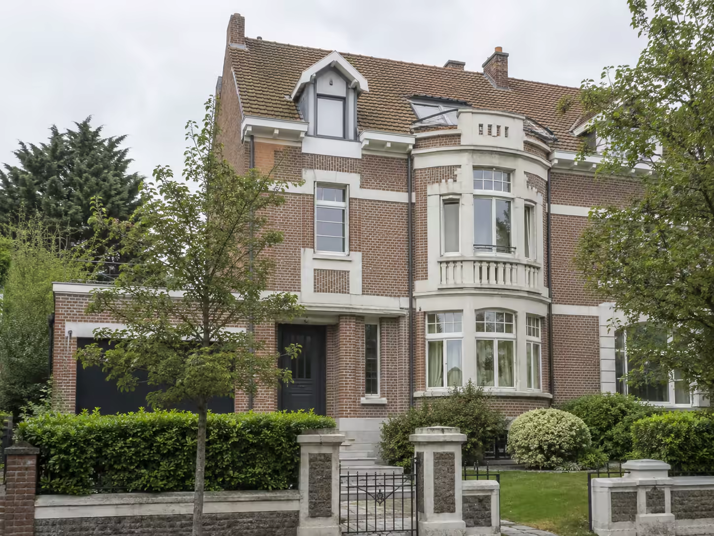 Maison de caractère des années 1920-1930 à Marcq-en-Barœul avec brique travaillée, bow-window et détails Art déco