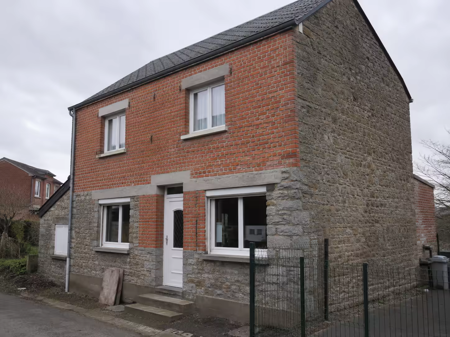 Maison de Maubeuge associant un soubassement et un pignon en pierre bleue de l’Avesnois à une façade en brique