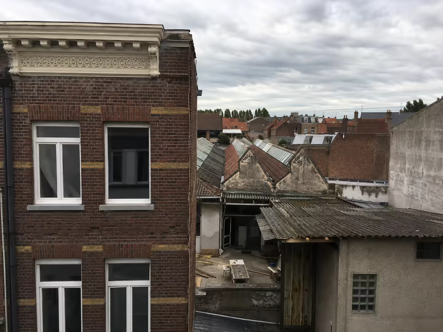 Maison de ville haute en brique à Tourcoing avec plusieurs niveaux et corniche ouvragée