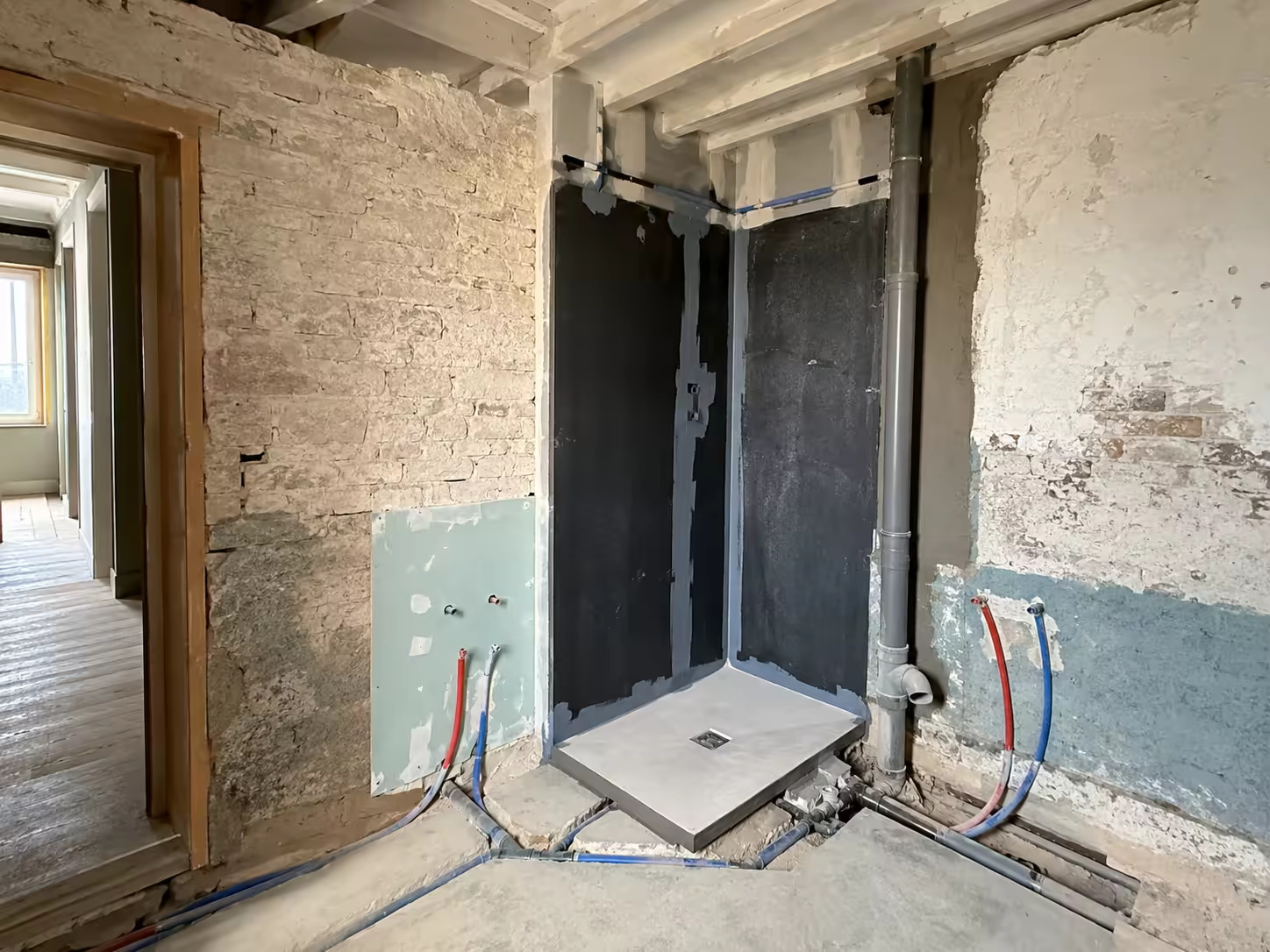 Douche à l’italienne en cours de réalisation, receveur encastré et alimentations en attente