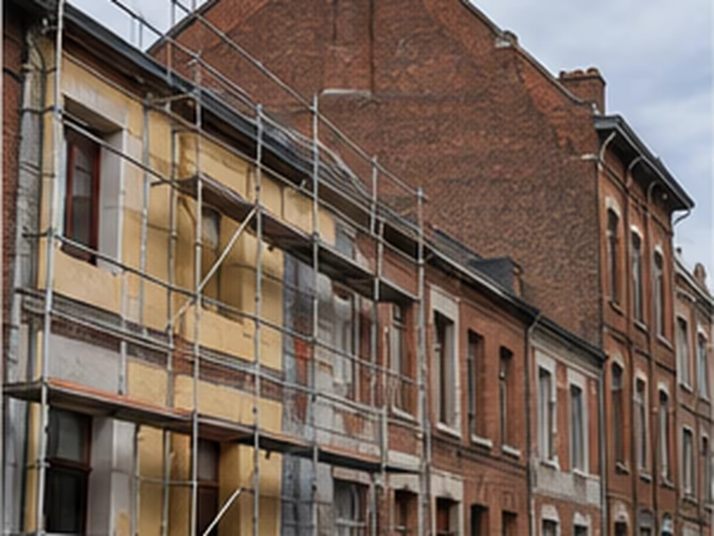 rangée de maisons ouvrières en brique à Roubaix examinée avant isolation