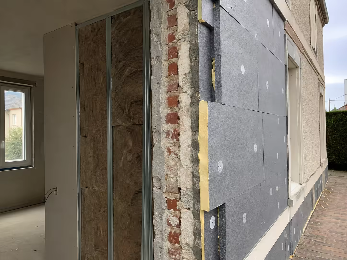 comparaison de deux projets d’isolation murale depuis les contraintes du bâti