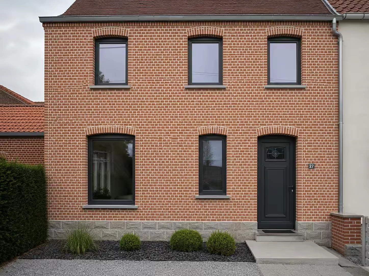 Maison en brique et menuiseries noires - visuel d’illustration, projet non réalisé par Alpha Rénovation