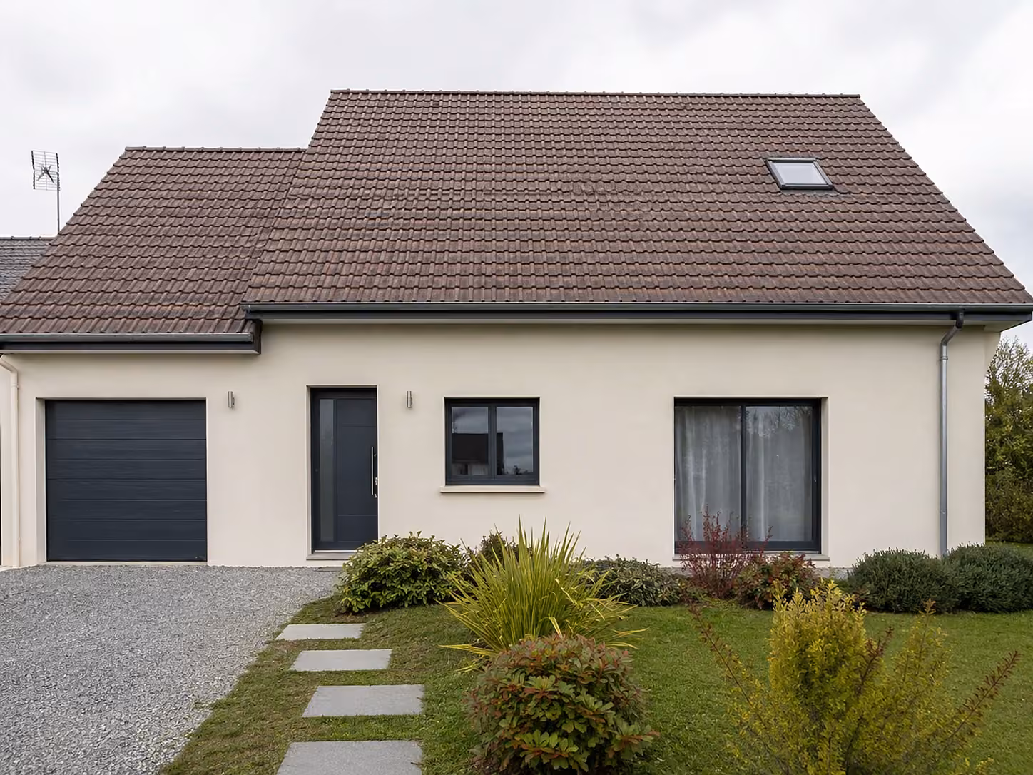 Maison rénovée vue depuis l’allée du jardin
