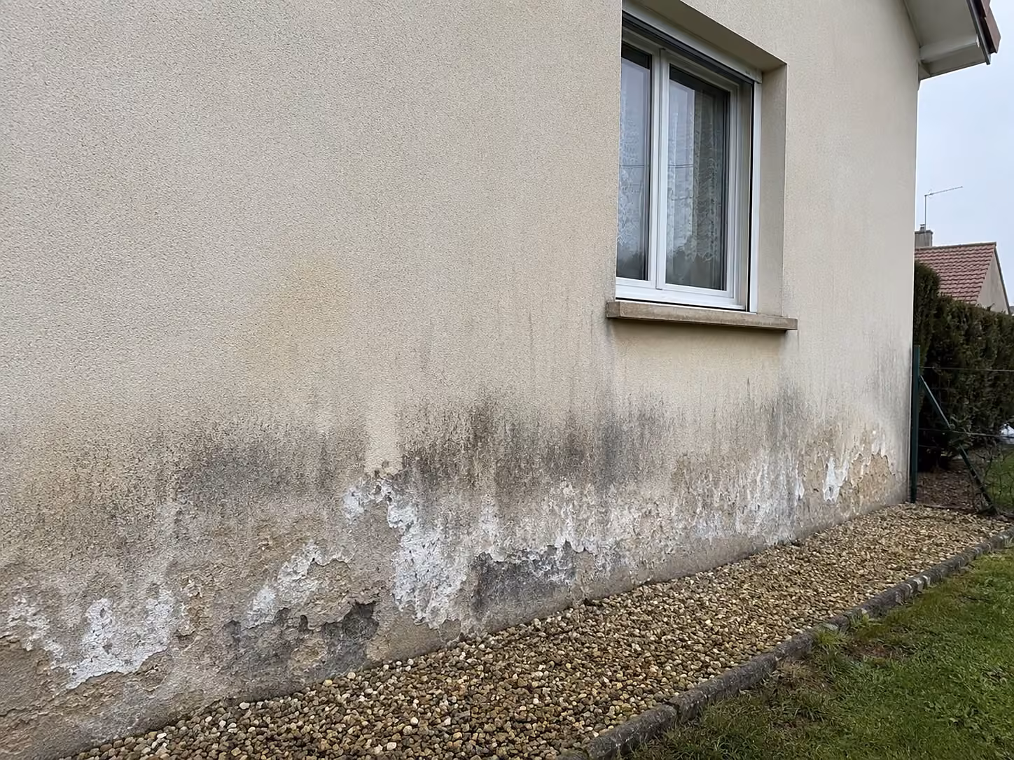 Bas de mur marqué par l’humidité et le salpêtre avant traitement