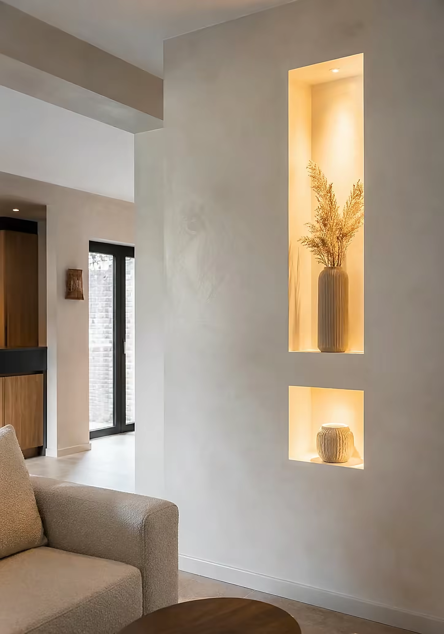 Niches de rangement éclairées dans un salon