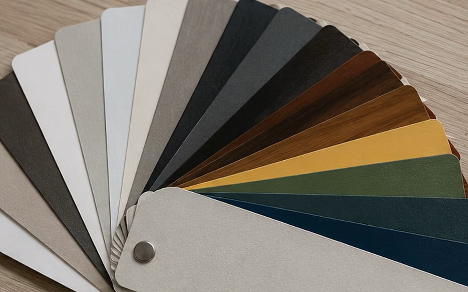 Nuancier de couleurs de peinture posé sur un plan de travail