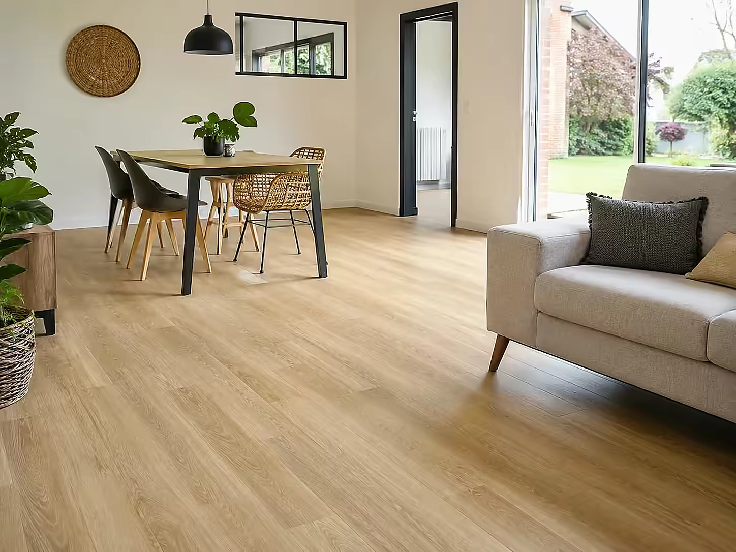 Parquet clair posé dans une pièce de vie rénovée