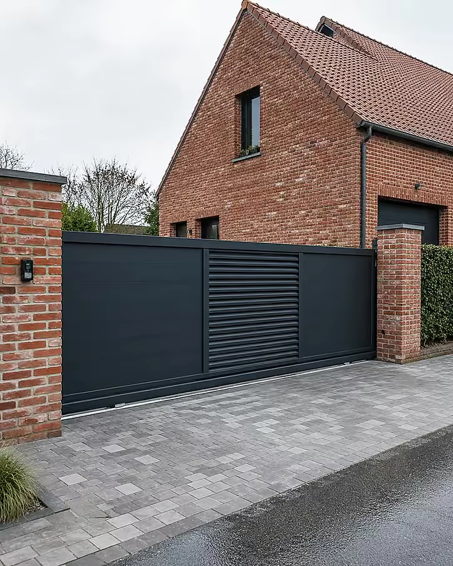 Portail coulissant en aluminium à l’entrée d’une propriété