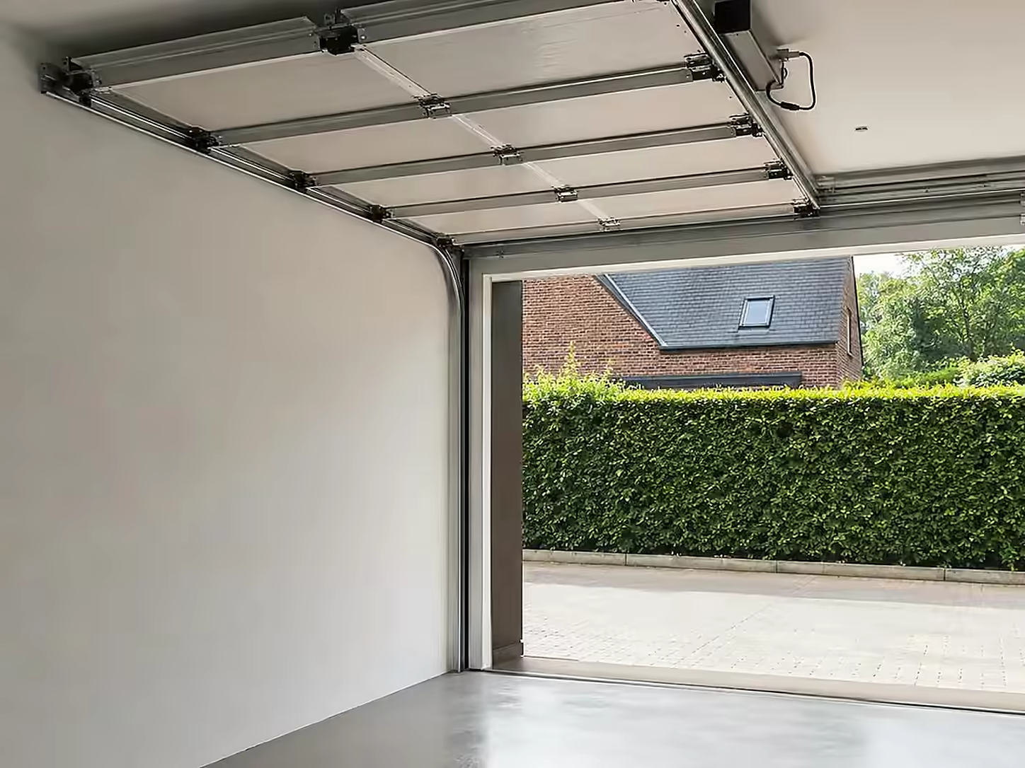 Porte de garage sur maison en brique - visuel d’illustration, projet non réalisé par Alpha Rénovation