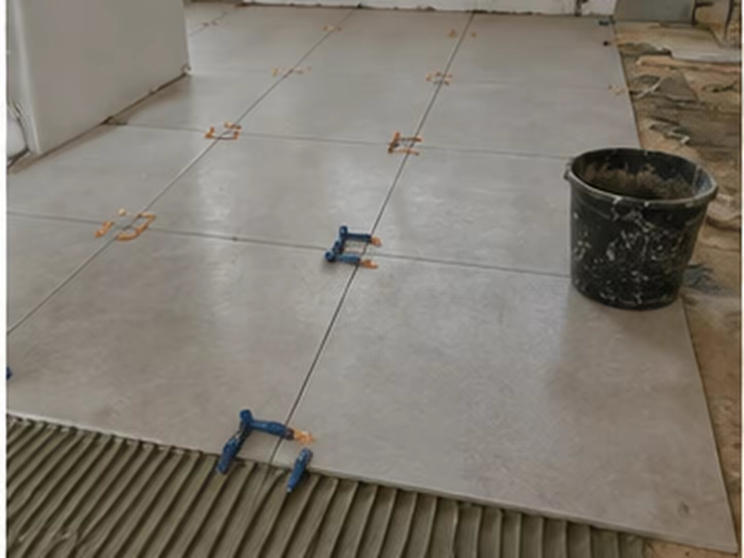 sol préparé avec ragréage calepinage croisillons et carreaux grand format