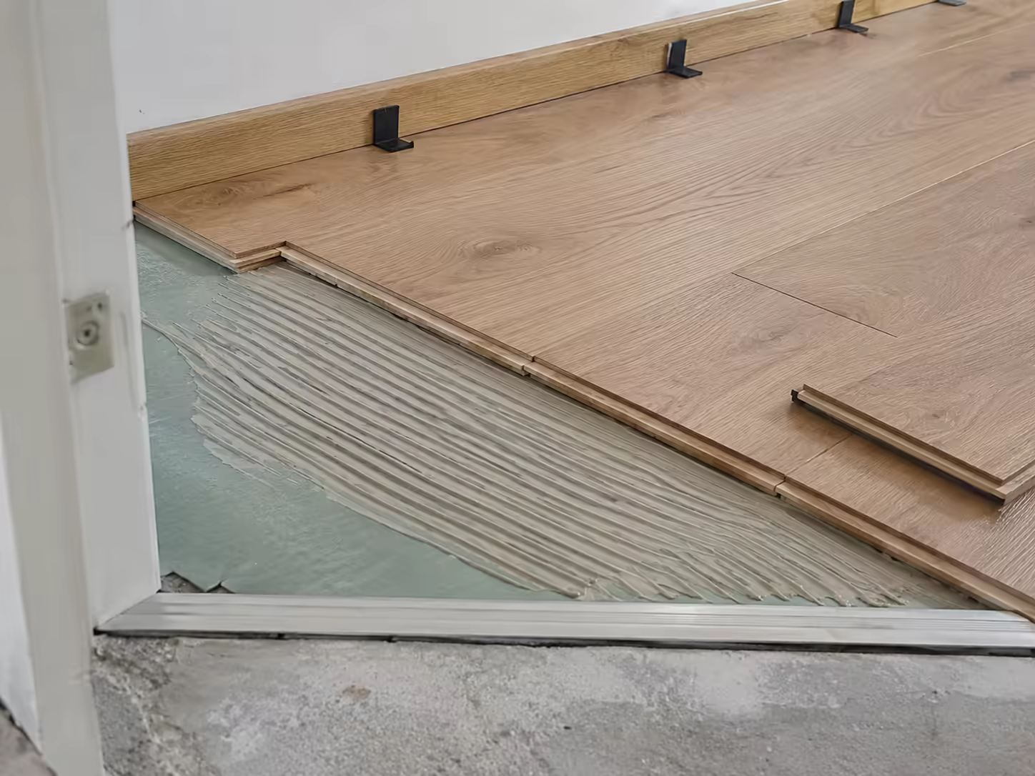 parquet bois posé sur support contrôlé avec cales plinthes et seuil