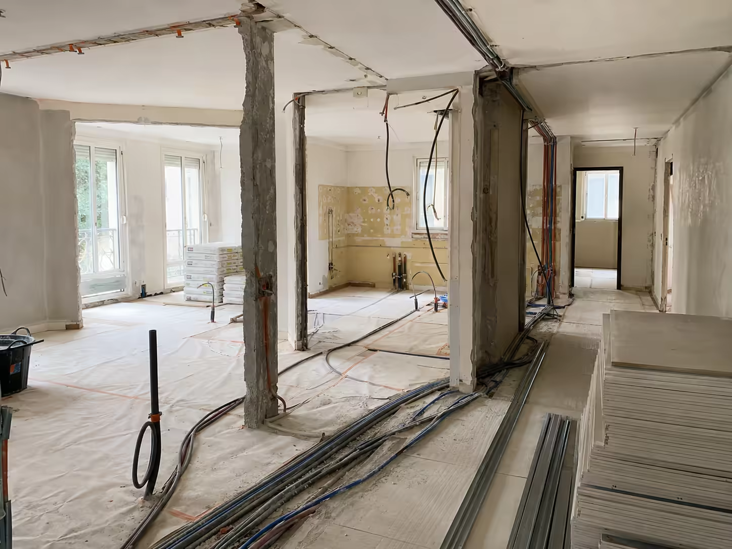 appartement ancien vide avec cloisons réseaux protections et matériaux de rénovation