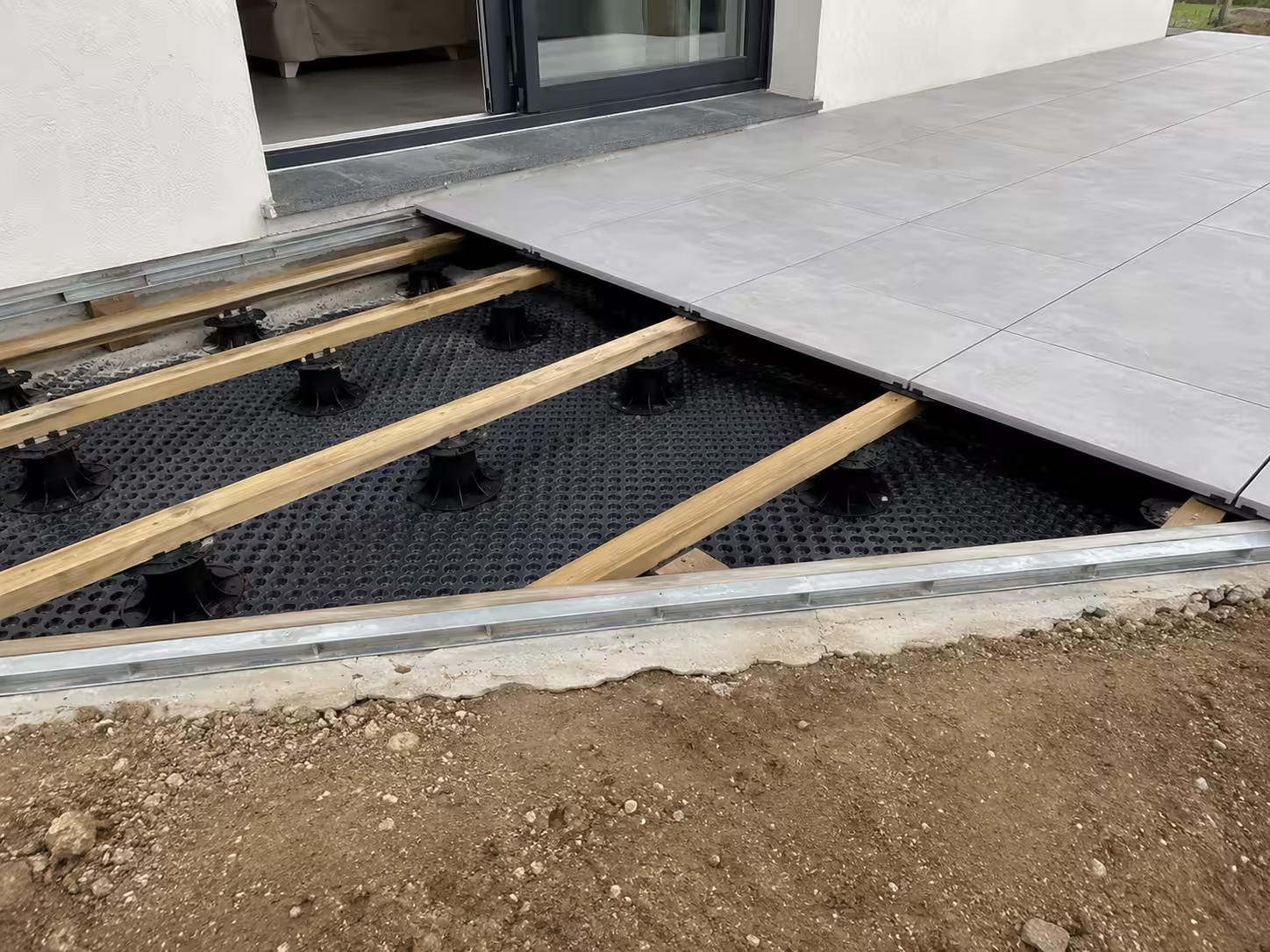terrasse en préparation avec drainage structure seuil et revêtement extérieur