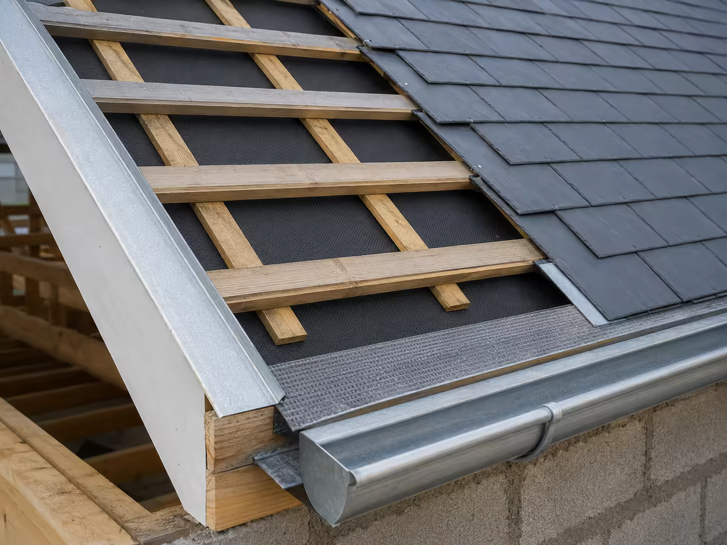 toiture en rénovation avec liteaux écran sous toiture et zinguerie visibles