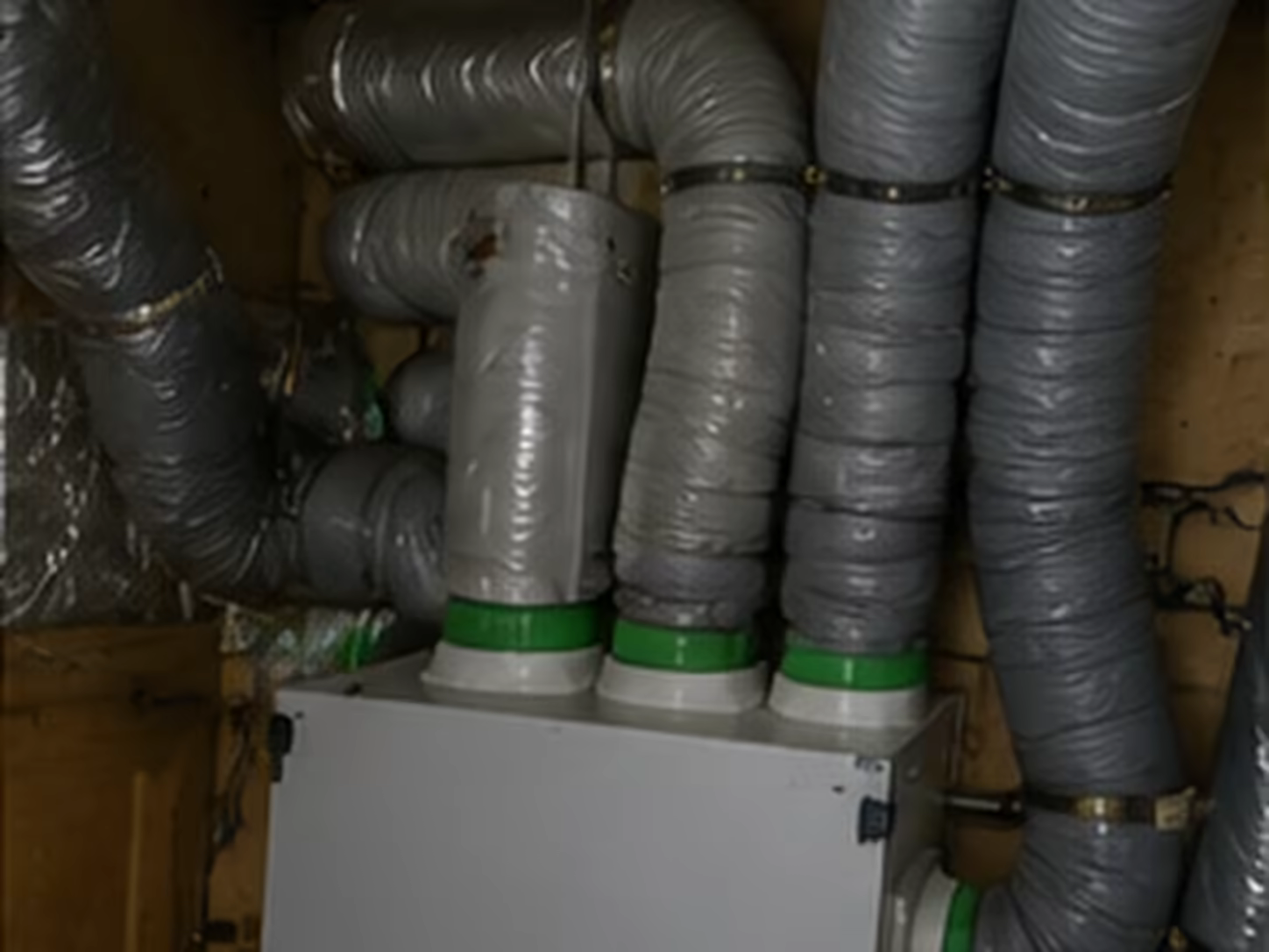 réseau de VMC double flux avec plénum gaines isolées et bouches de ventilation