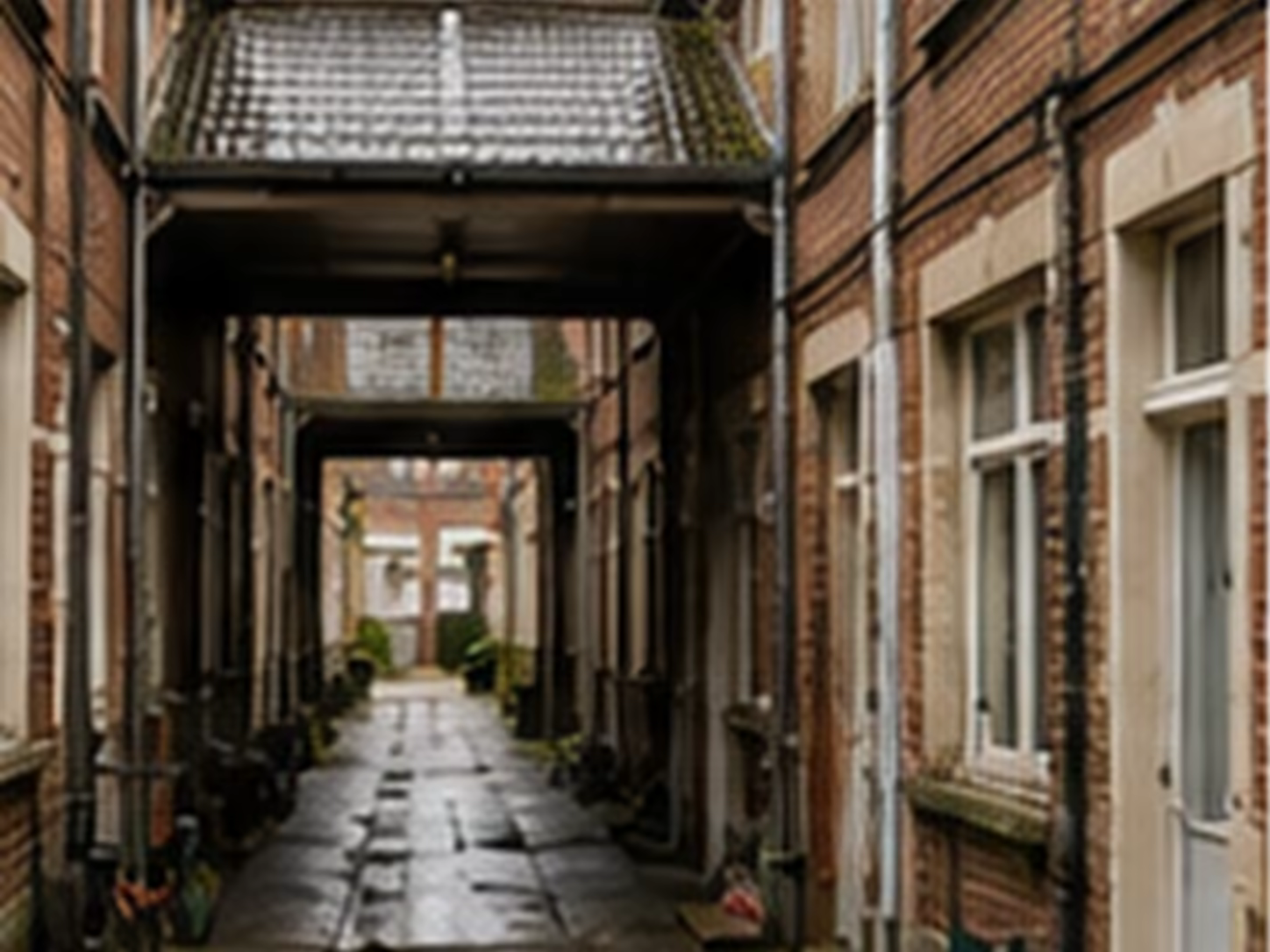 rénovation de petites maisons desservies par une cour commune et un passage couvert