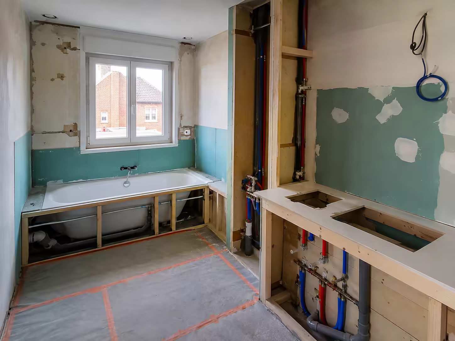 Baignoire posée, coffrage des réseaux en cours
