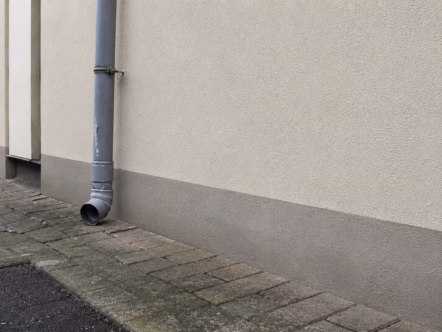 Soubassement rénové en pied de façade
