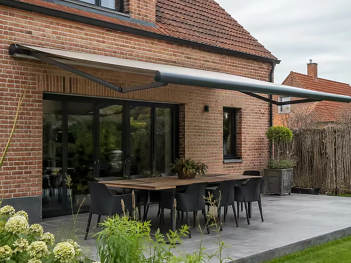 Store banne au-dessus de la terrasse - visuel d’illustration, projet non réalisé par Alpha Rénovation