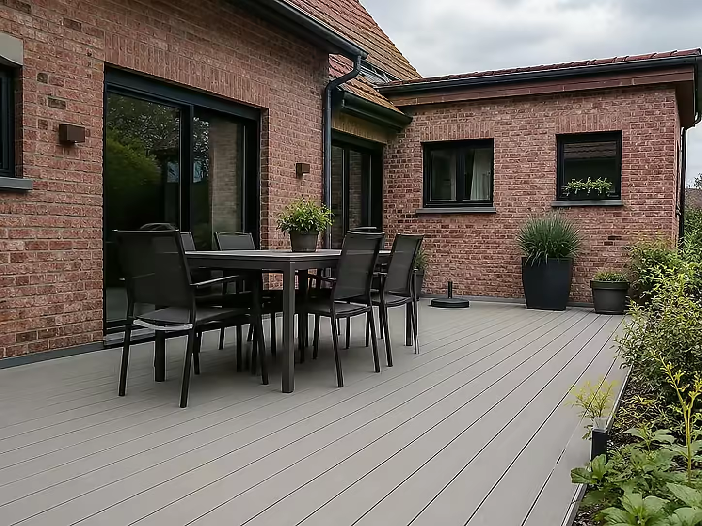 Terrasse en composite côté jardin - Alpha Rénovation