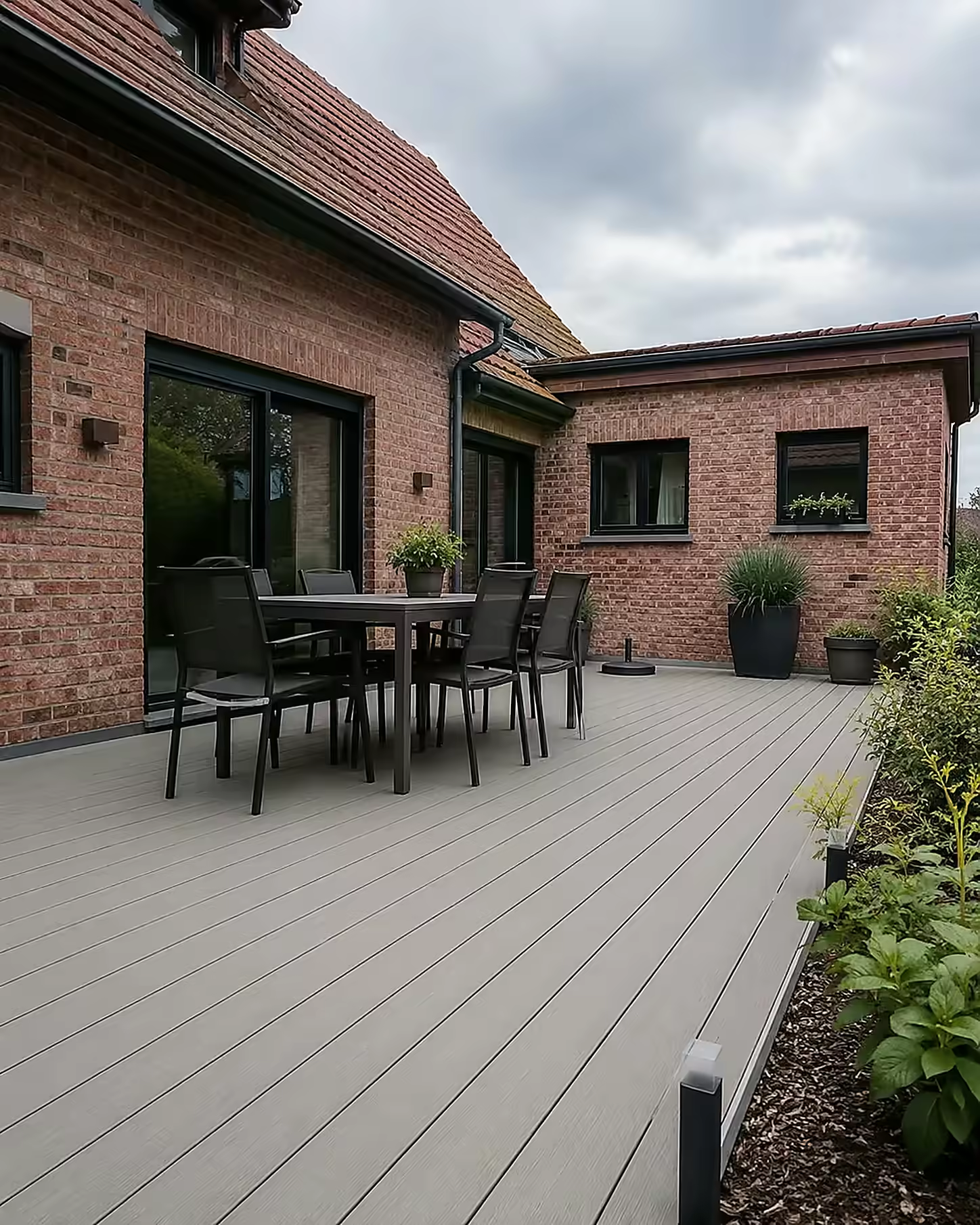 Terrasse en lames composite côté jardin