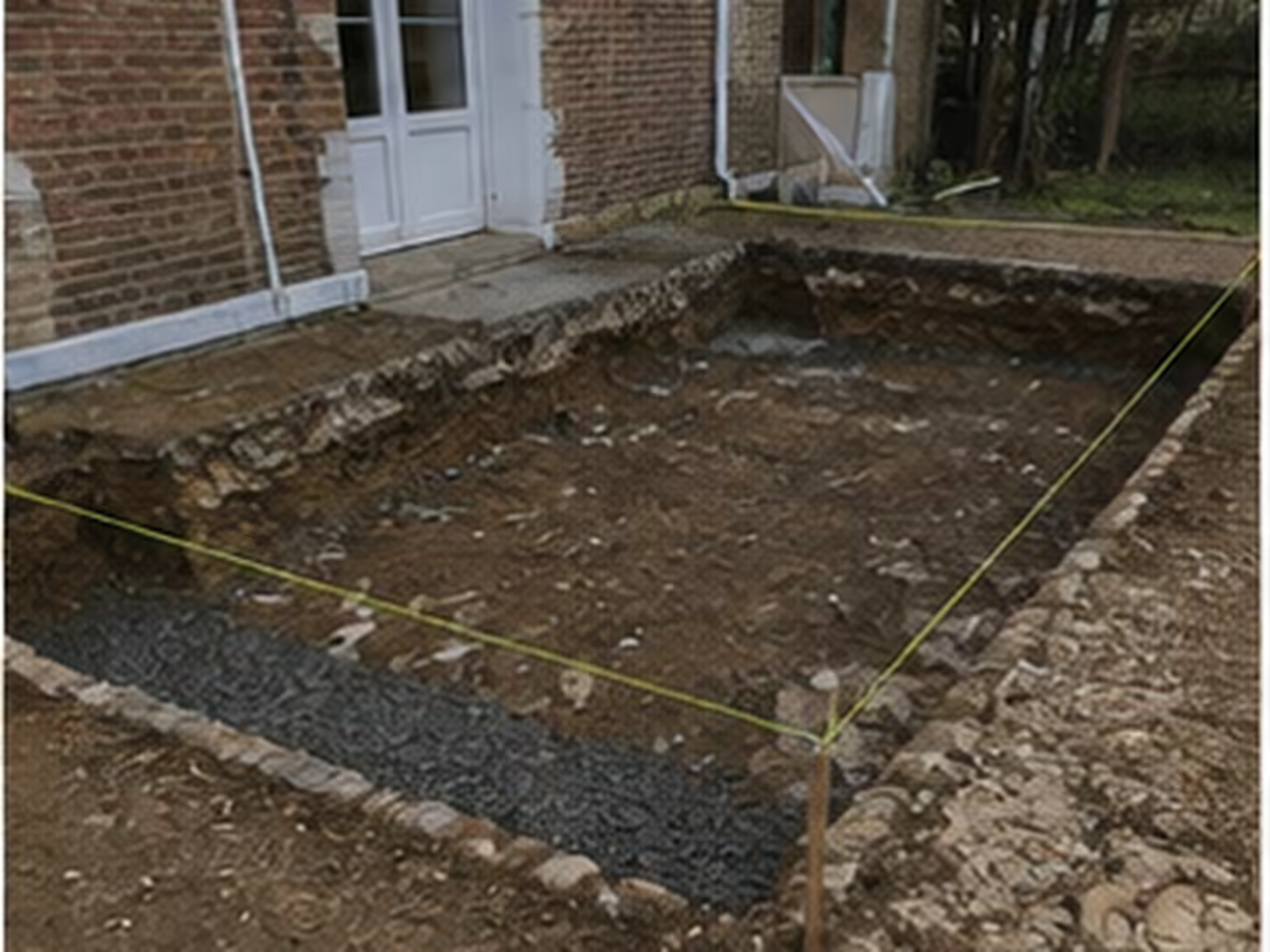 terrain préparé avec niveaux et fondation avant création de terrasse