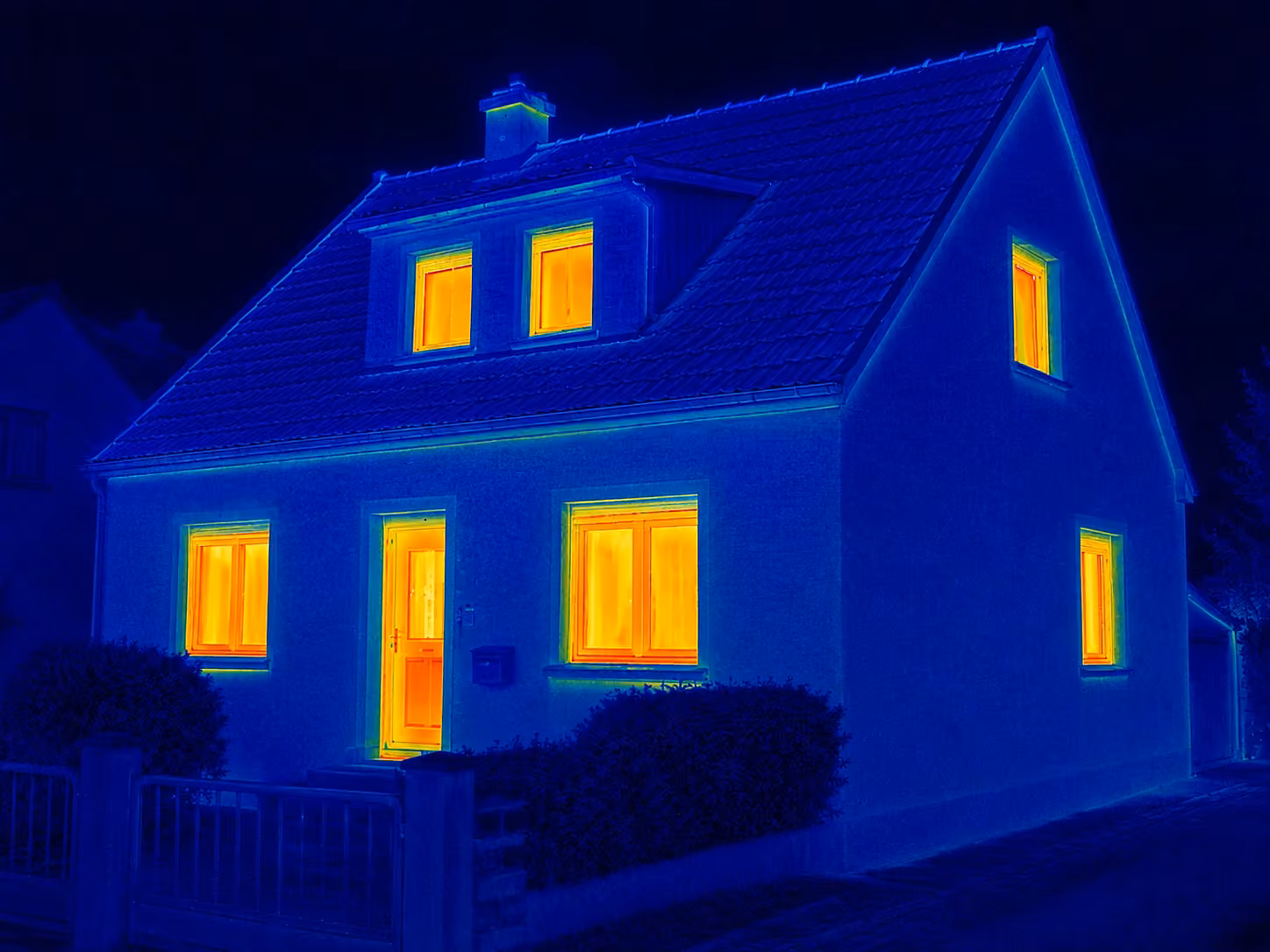 Thermographie d’une maison isolée montrant les déperditions