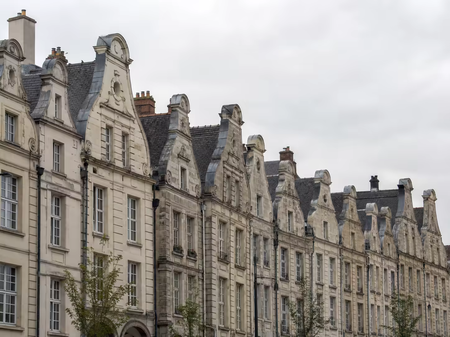 toitures à forte pente et pignons des Places d’Arras examinés avant réfection