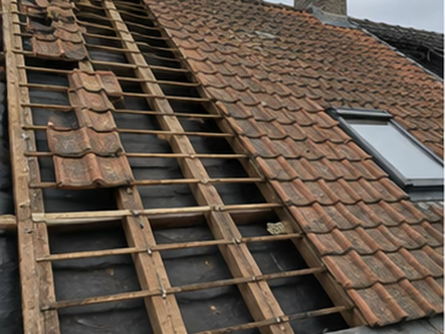 toiture ancienne en tuiles déposée avec liteaux et chevrons visibles