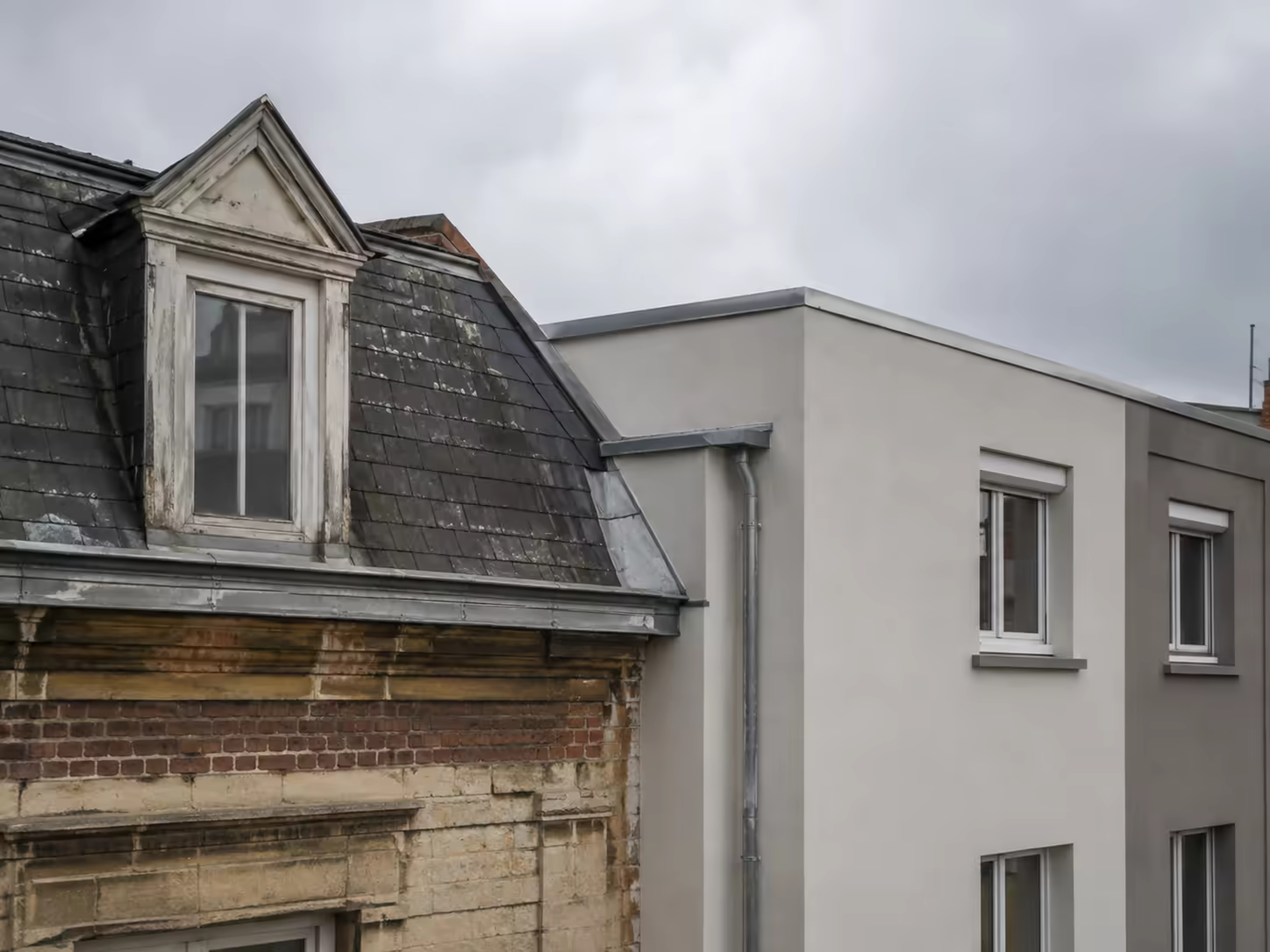 raccord entre une toiture ancienne et un immeuble reconstruit à Valenciennes