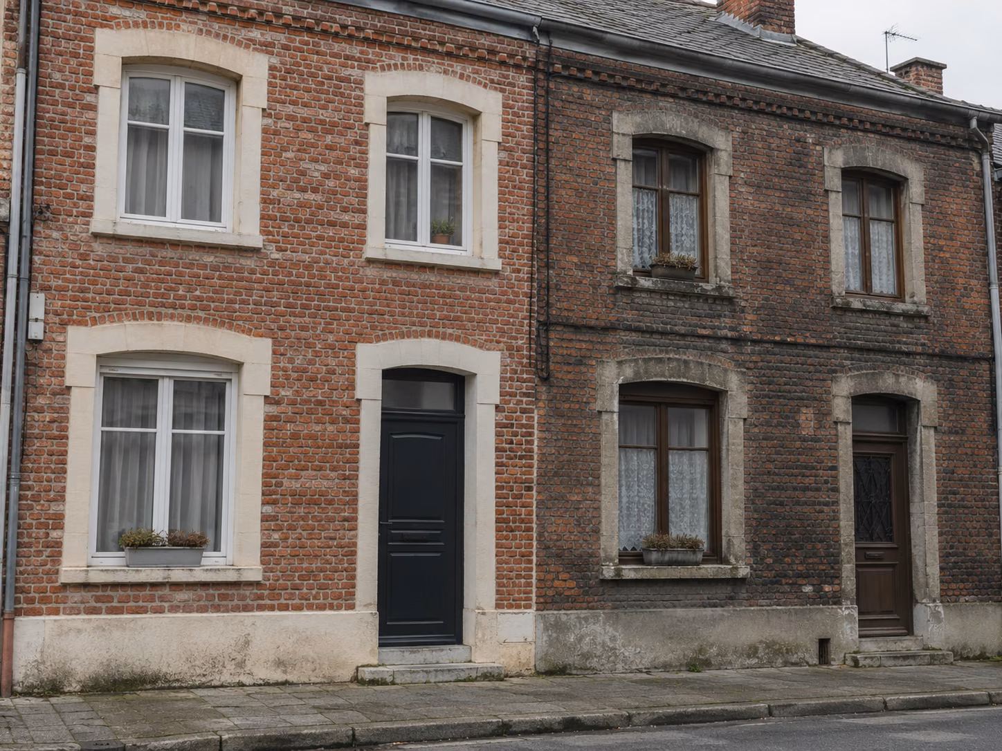 Une façade en brique avec un ravalement récent d’un côté et une façade voisine non traitée, contraste visible